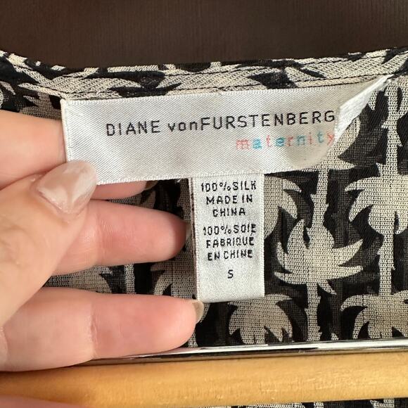 DIANE von FURSTENBERG | Maternity Stretch Silk Wrap Front Top | Size Small - Picture 3 of 4